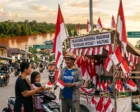 Pedagang Bendera Musiman Asal Bandung Berburu Rezeki di Kalimantan Tengah